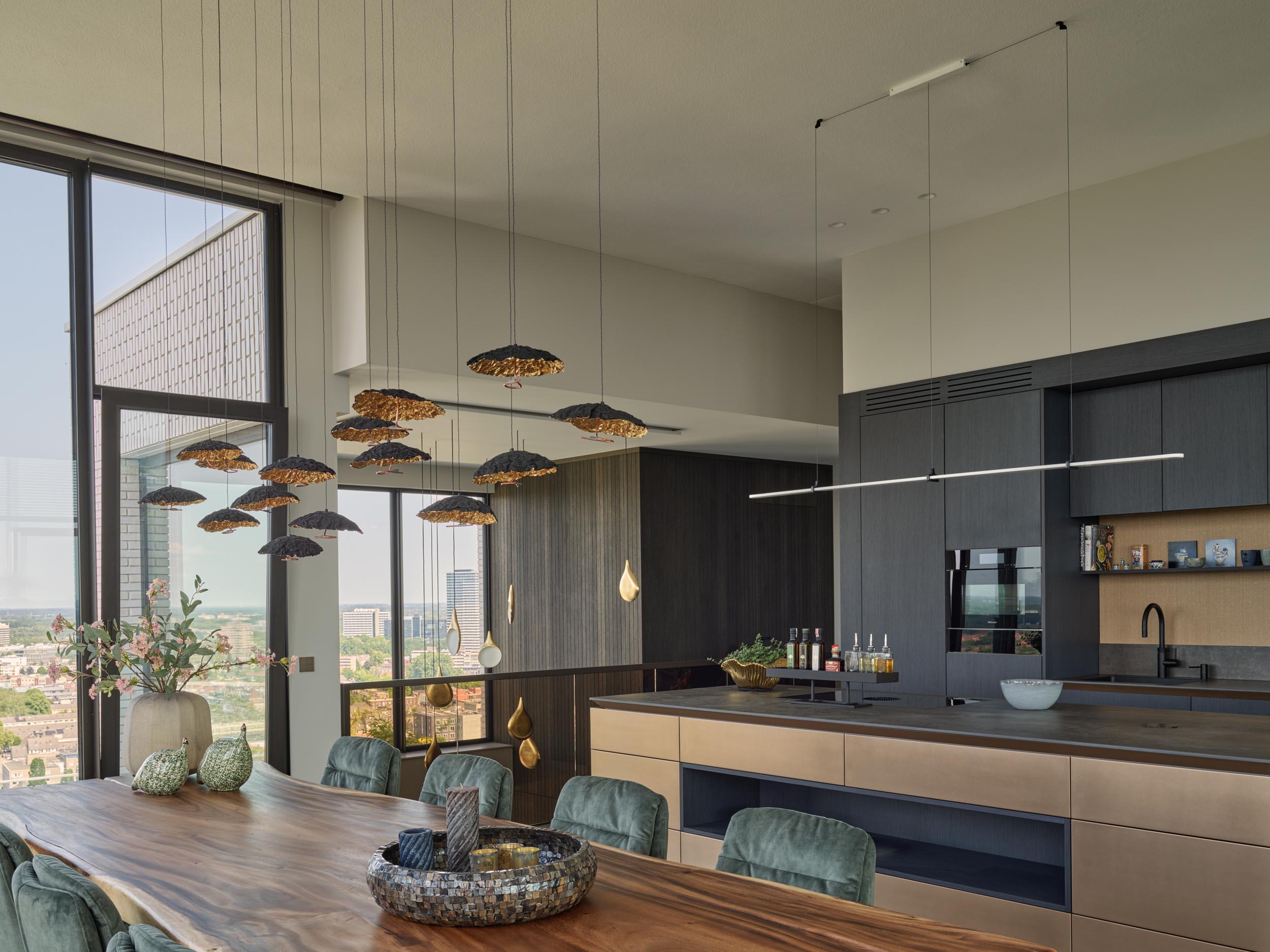 Moderne keuken en eetkamer met akoestisch spuitwerk op het plafond.
